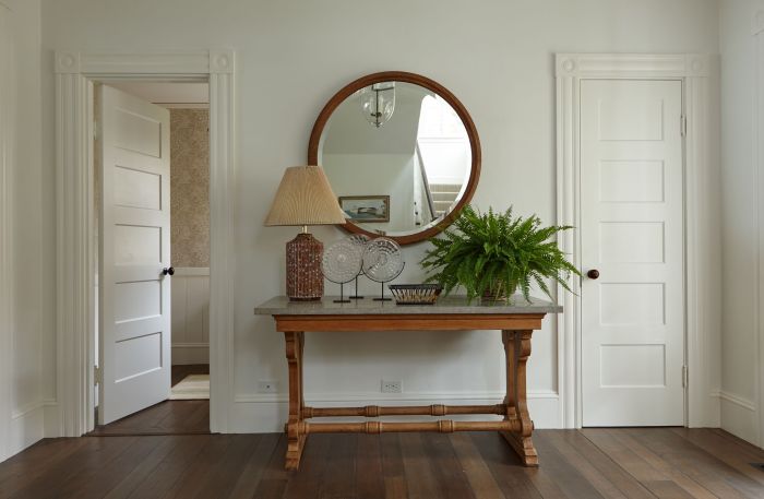 Entry table decor with mirror